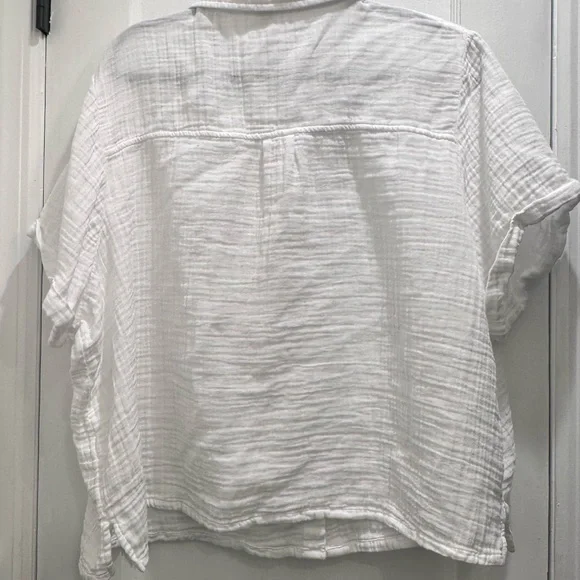 Old Navy
Crinkle Gauze Loose Button-Down Shirt
XL | White Lilies - Picture 6 of 6